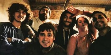 A Dandy Dominó lo componen, Franco Cánepa en voz, Nahuel Gómez en bajo y coros, Emanuel Gull en guitarra, Pablo Martínez en guitarra, Evelyn Chiavassa en saxo tenor y Rodo Ingaramo en batería.