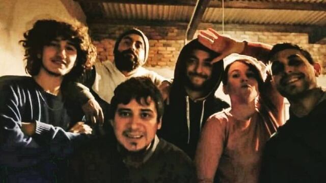 A Dandy Dominó lo componen, Franco Cánepa en voz, Nahuel Gómez en bajo y coros, Emanuel Gull en guitarra, Pablo Martínez en guitarra, Evelyn Chiavassa en saxo tenor y Rodo Ingaramo en batería.