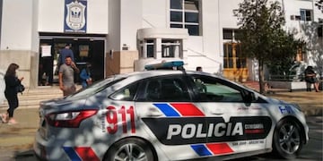 Los uniformados pertenecen al Comando Radioeléctrico y fueron detenidos este miércoles. Están sospechados de dañar el auto de otro policía del CISEM.