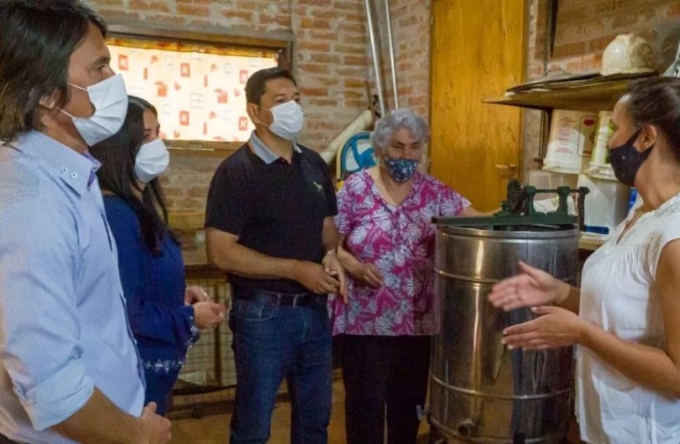 Montecarlo: productora apícola recibió insumos del IFAI