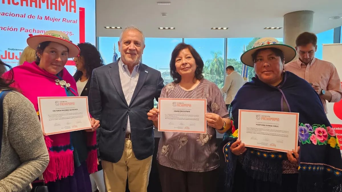 El ministro de Desarrollo Económico y Producción de Jujuy, Juan Carlos Abud Robles, junto a algunas de las mujeres rurales reconocidas con la "Distinción Pachamama".