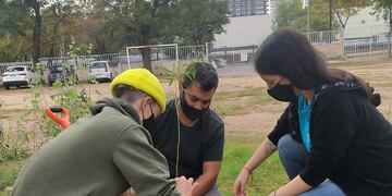 Nueva jornada de forestación junto a la comunidad educativa de la escuela Carlos N. Paz y los jóvenes de Interact del Rotary.