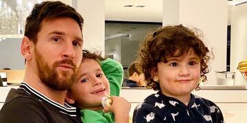 La "Pulga" le dedicó parte del domingo a ver fútbol acompañado por sus hijos y su esposa Antonela Roccuzzo.