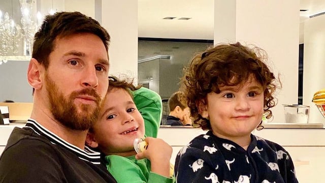 La "Pulga" le dedicó parte del domingo a ver fútbol acompañado por sus hijos y su esposa Antonela Roccuzzo.