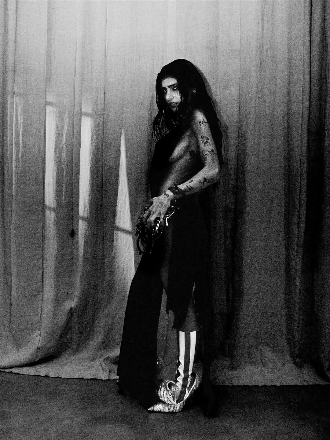 Retazos de tela y mucha piel al descubierto, Mia Khalifa apostó al límite y casi muestra de más