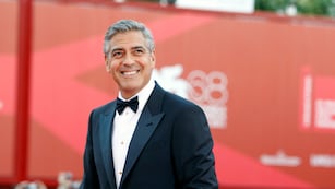 ARCHIVO - George Clooney posa en la alfombra roja en el estreno de su película "The Ides of March", en la inauguración de la 68ª edición del Festival de Cine de Venecia en Venecia, Italia, el 31 de agosto de 2011. (Foto AP/Andrew Medechini, archivo)