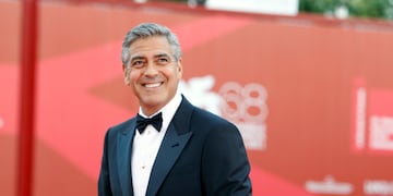 ARCHIVO - George Clooney posa en la alfombra roja en el estreno de su película "The Ides of March", en la inauguración de la 68ª edición del Festival de Cine de Venecia en Venecia, Italia, el 31 de agosto de 2011. (Foto AP/Andrew Medechini, archivo)