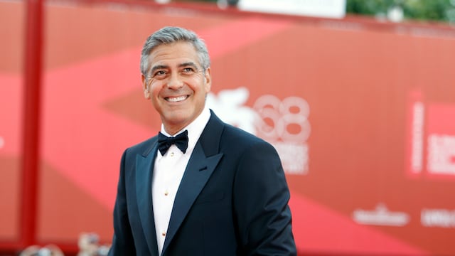 ARCHIVO - George Clooney posa en la alfombra roja en el estreno de su película "The Ides of March", en la inauguración de la 68ª edición del Festival de Cine de Venecia en Venecia, Italia, el 31 de agosto de 2011. (Foto AP/Andrew Medechini, archivo)