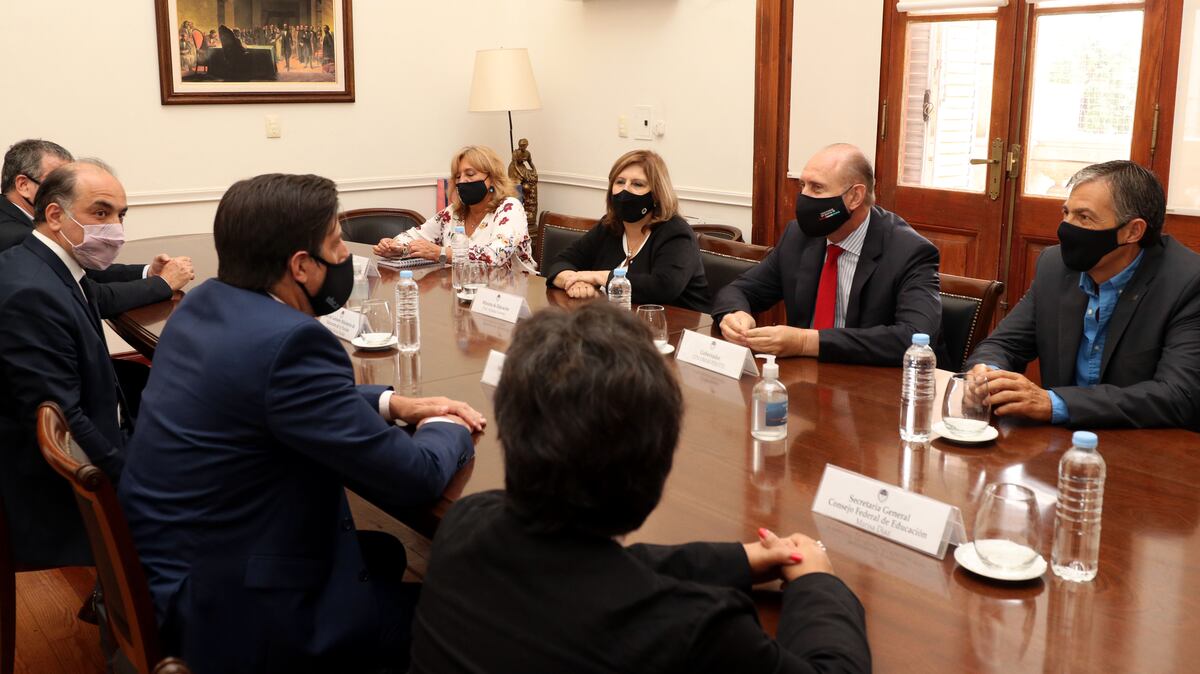 El gobernador Omar Perotti encabezó el encuentro de funcionarios en la capital provincial a partir del mediodía. (Gobierno de Santa Fe)