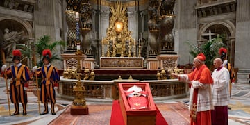 Vaticano. Cerraron el ataúd del papa Francisco y más de 250.000 personas lo despidieron. (@news_vaticano)