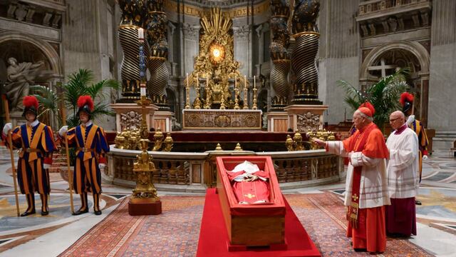 Vaticano. Cerraron el ataúd del papa Francisco y más de 250.000 personas lo despidieron. (@news_vaticano)