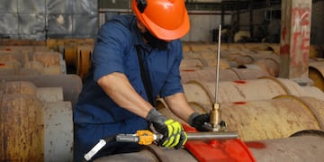 Los primeros trabajos en la ex Electroclor fueron dirigidos a despejar la zona de almacenamiento y cortar los precintos de las bombonas. (Gobierno de Santa Fe)