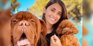 Antonela Roccuzzo junto a sus dos "amores perrunos": Hulk y Abú.