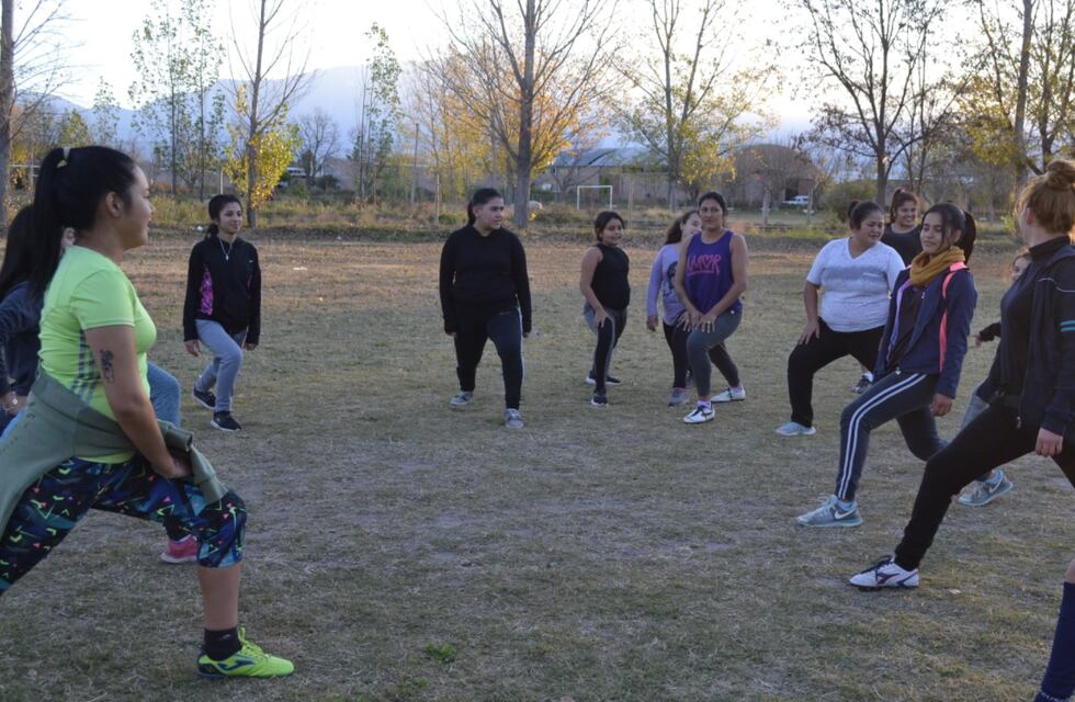 “Me das una mano”: solidaridad desde el periodismo para ayudar a un equipo femenino de fútbol