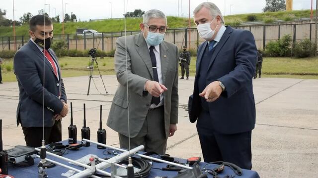 El ministro Corro (centro) resaltó la importante inversión que realizó el Gobierno de la Provincia en materia de seguridad, indicando que "la Policía dispone ahora de equipos de comunicación de última generación que permiten una comunicación fluida".