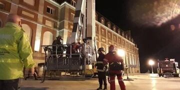 Cuatro dotaciones de Bomberos se necesitaron para sofocar las llamas en el techo del Teatro Auditorium de Mar del Plata.