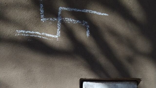 La pintada fue descubierta por Vanessa Lerner en su casa, este sábado.