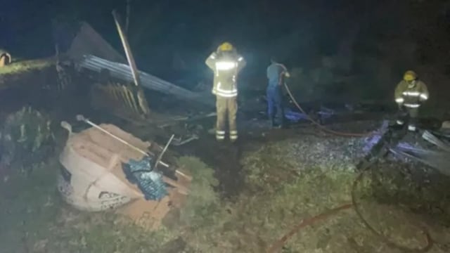 Un incendio destruyó por completo una vivienda de madera en Puerto Piray.