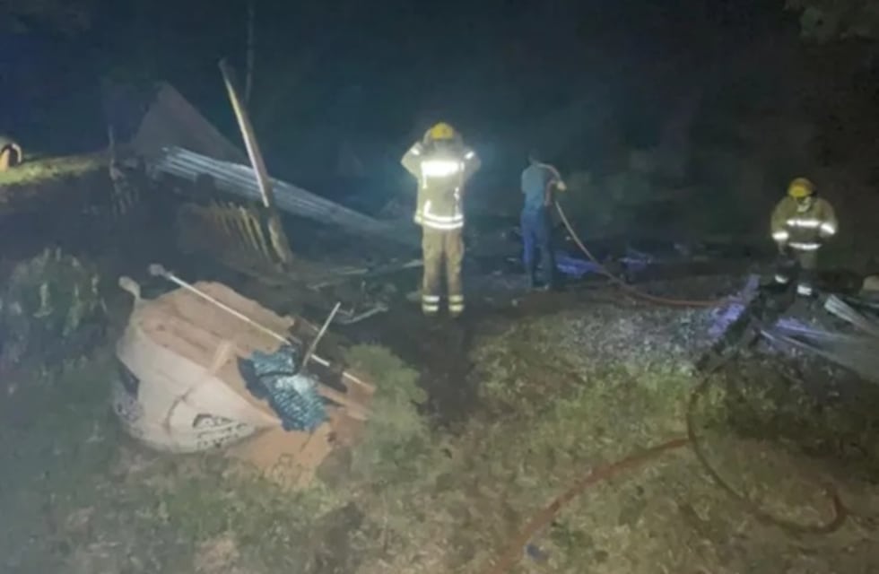 Un incendio destruyó por completo una vivienda de madera en Puerto Piray