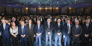 Los gobernadores firmantes del Acuerdo por la Educación, junto a directivos de la ONG Argentinos por la Educación, en "La Noche de la Educación".