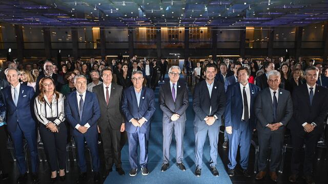 Los gobernadores firmantes del Acuerdo por la Educación, junto a directivos de la ONG Argentinos por la Educación, en "La Noche de la Educación".