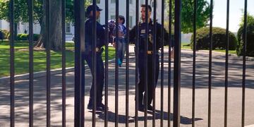 Agentes del Servicio Secreto con un niñito que se metió por la cerca de la Casa Blanca en Washington. Foto: AP / Nancy Benac.
