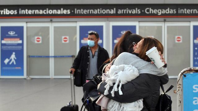 Gente llegando al aeropuerto de Ezeiza. (Gentileza Clarín)