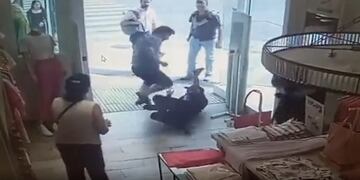 Un hombre agredió a una mujer policía.
