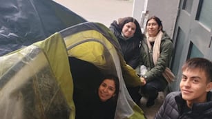 Los fanáticos de Lali ya están acampando para su show. (Foto: Cadena 3)