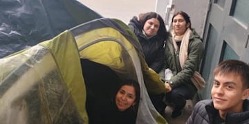 Los fanáticos de Lali ya están acampando para su show. (Foto: Cadena 3)