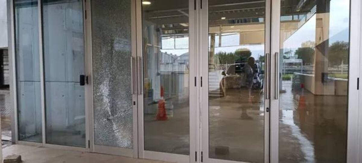 Así quedó el frente de la sede de la Policía Comunal de Rosario en zona sudoeste.