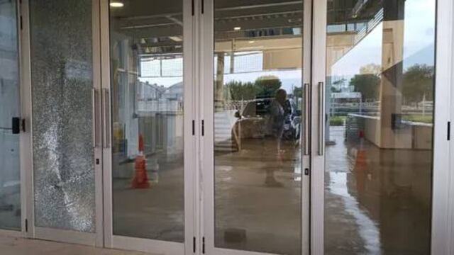 Así quedó el frente de la sede de la Policía Comunal de Rosario en zona sudoeste.