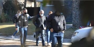 El oftalmólogo, a la salida de su casa de un barrio privado.