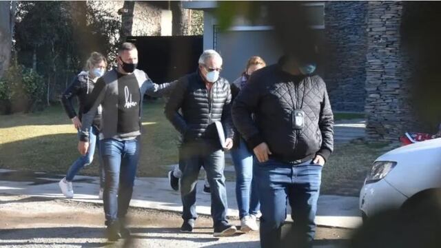 El oftalmólogo, a la salida de su casa de un barrio privado.