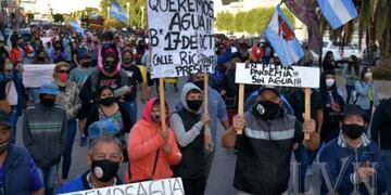 Nueva marcha de protesta de vecinos por el centro de la ciudad ante la falta de agua