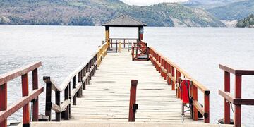 Muelle sobre el lago Lácar en Quila Quina, dentro del Parque Nacional Lanín. No se permiten las embarcaciones a motor, salvo catamaranes.