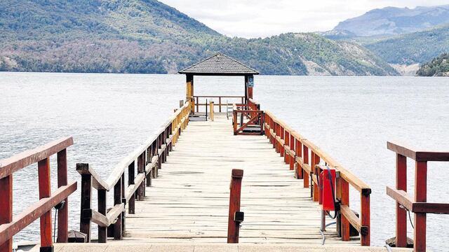 Muelle sobre el lago Lácar en Quila Quina, dentro del Parque Nacional Lanín. No se permiten las embarcaciones a motor, salvo catamaranes.