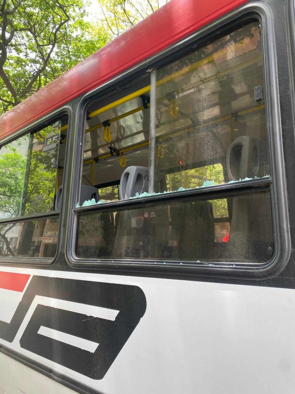 Otra de las unidades que sufrió daños tras el ataque en Plaza España.