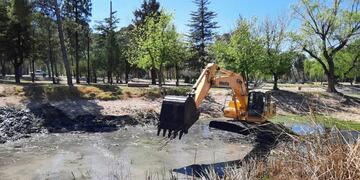 La comuna está dragando la laguna del parque Mariano Moreno en San Rafael.