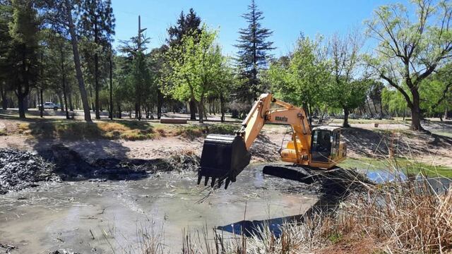 La comuna está dragando la laguna del parque Mariano Moreno en San Rafael.
