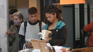 Feria del libro en el Auditorio Angel Bustelo de Ciudad, donde tambien habian algunos Food Truck
Foto: José Gutierrez / Los Andes