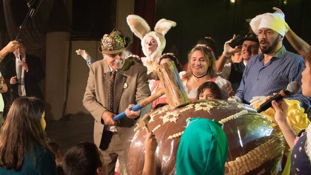 El huevo de pascua gigante, una tradición en la Fiesta de la Masa Vienesa en Villa General Belgrano.
