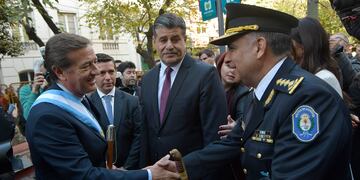 El gobernador Rodolfo Suárez saluda al jefe de la Policía de Mendoza, comisario Marcelo Calipo. Orlando Pelichotti / Los Andes