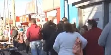 En memoria del papa Francisco, comerciantes decidieron regalar pollo con papas a jubilados en Córdoba.