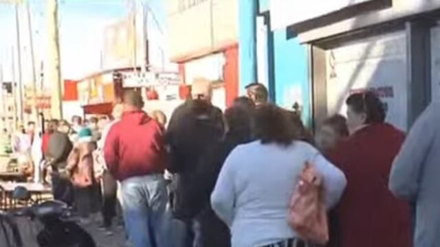 En memoria del papa Francisco, comerciantes decidieron regalar pollo con papas a jubilados en Córdoba.