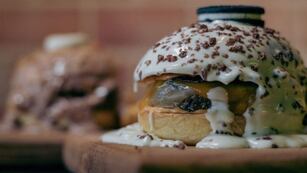 Uno por uno, los ingredientes de la Oreo burger de un restaurante de Córdoba.
