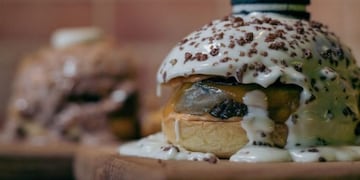 Uno por uno, los ingredientes de la Oreo burger de un restaurante de Córdoba.