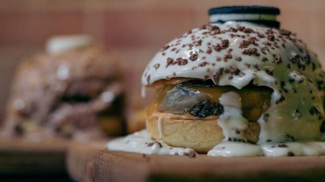 Uno por uno, los ingredientes de la Oreo burger de un restaurante de Córdoba.