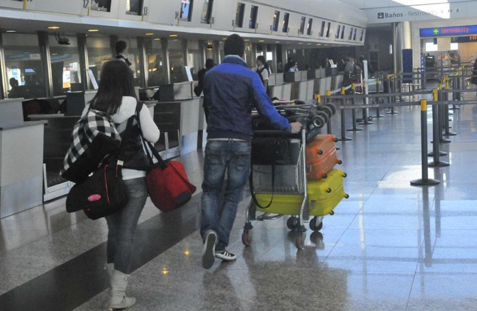 Varados: alquilaron un avión para volver desde Paraguay pero les niegan el ingreso al país