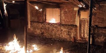 Voraz incendio en una vivienda en Icho Cruz dejó a dos personas heridas. (Foto: Facebook / Bomberos Icho Cruz).